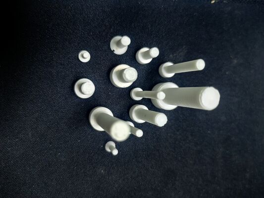 Parafusos de óxido de aluminio