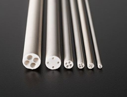 Los tubos agujereados multi del alúmina Al2O3 llevan - color blanco resistente