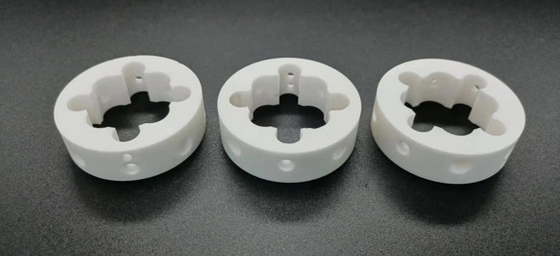 Óxido de aluminio cerámico industrial versátil Al2O3 de alta pureza